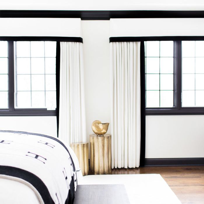 黑色和白色的卧室“class=