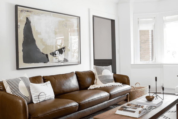 如何清洁皮革沙发 - 在现代起居室的皮革沙发