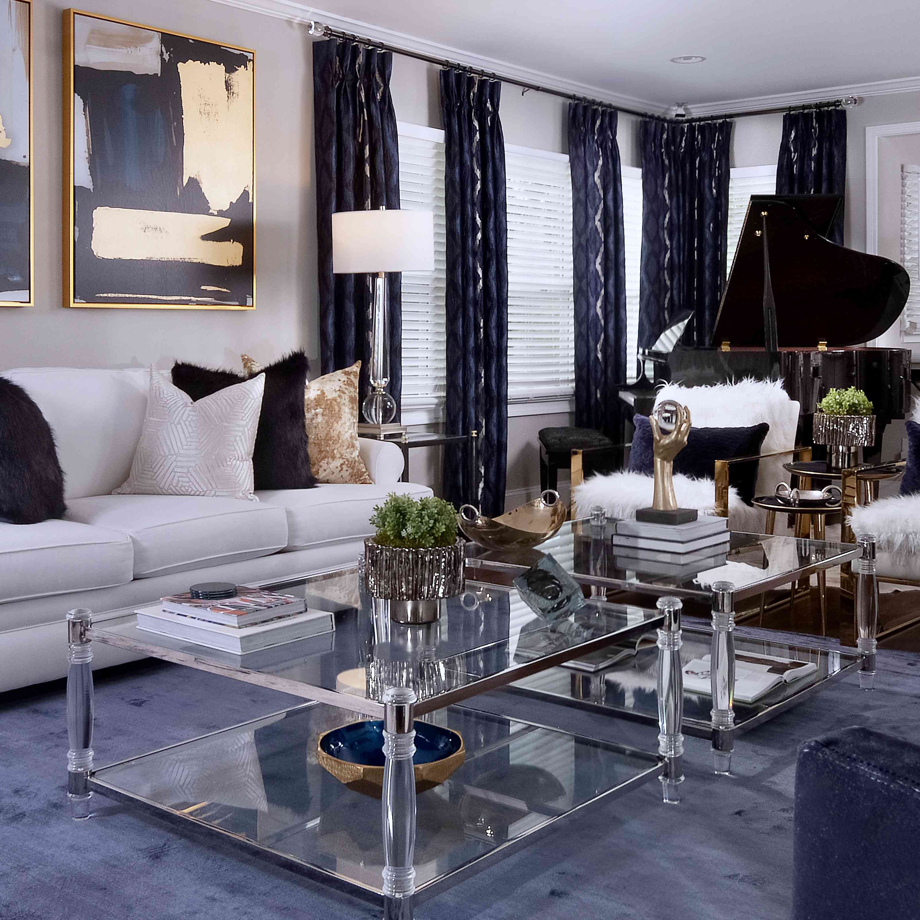 一周改造 - 华丽的客厅与蓝色地毯，窗帘和钢琴