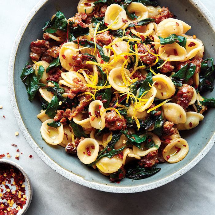 一锅猫耳朵随着瑞士甜菜，香肠和柠檬