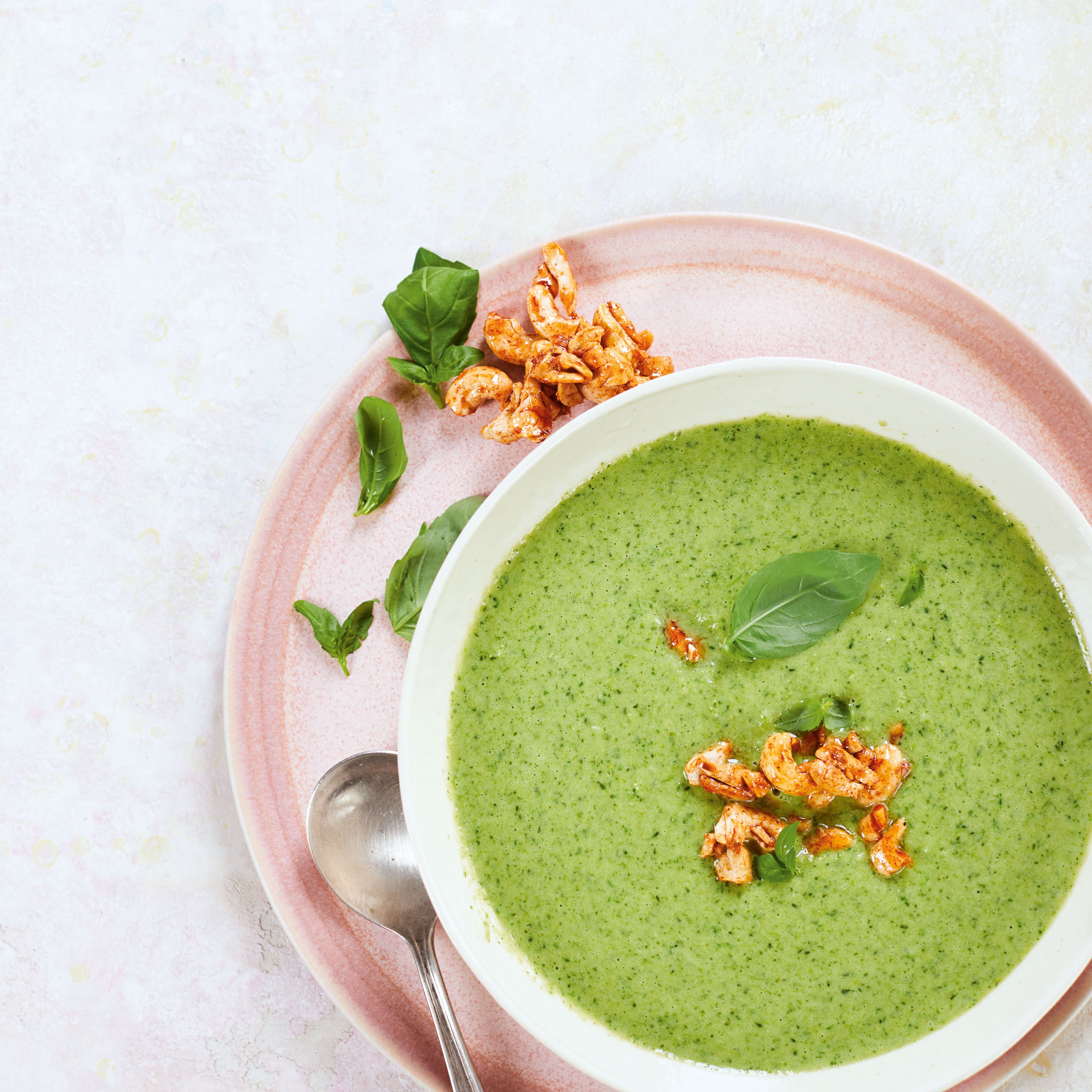 冰冻西兰花和罗勒汤，配甜辣腰果“class=