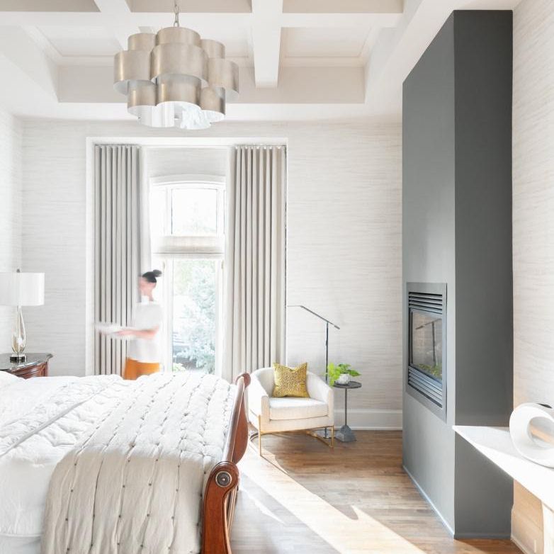 卧室配有宽松天花板