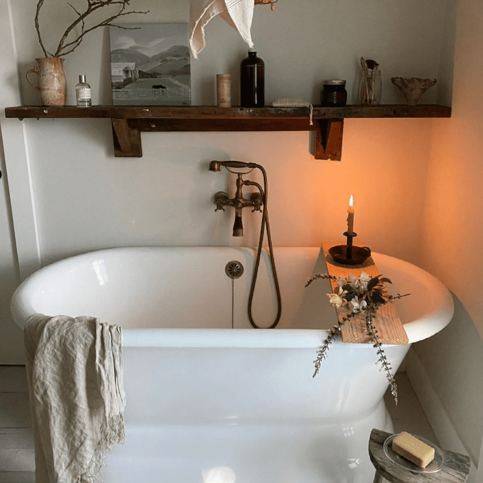 带有独立浴缸和质朴木架的浴室