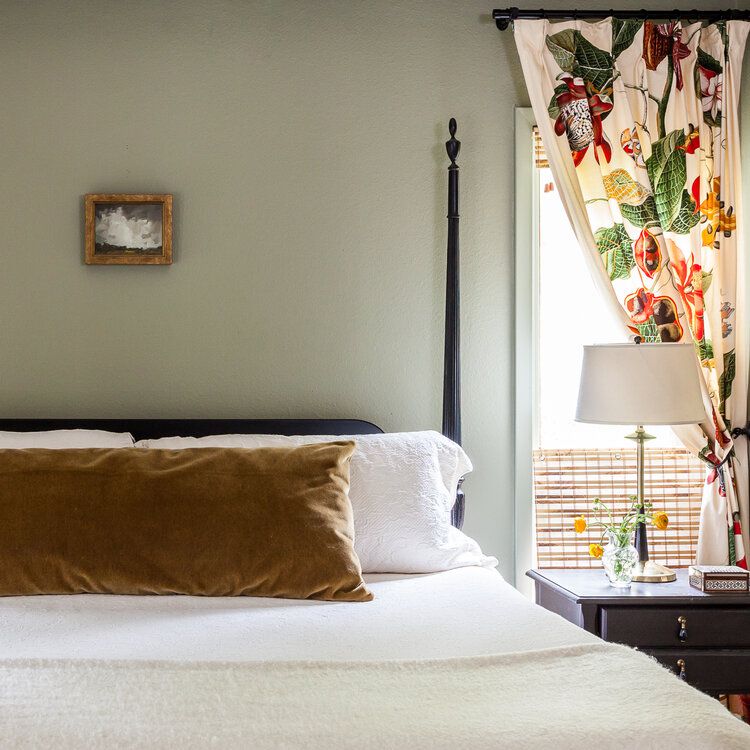 贤者绿色卧室配有印刷的花卉窗帘。