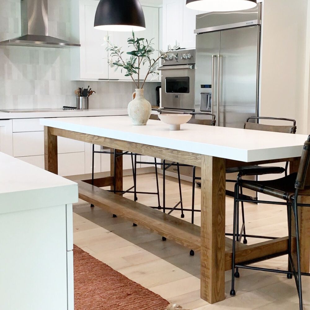 镶木板的厨房，铺着砖红色地毯