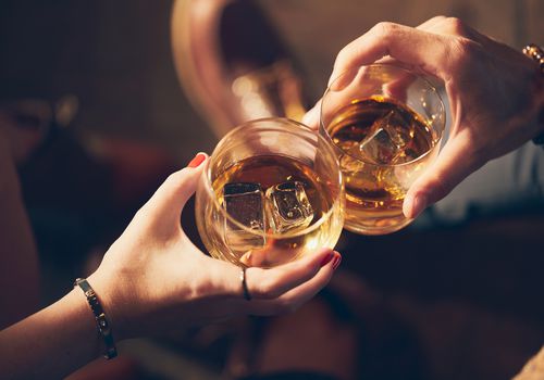 一对夫妇让举杯威士忌两杯