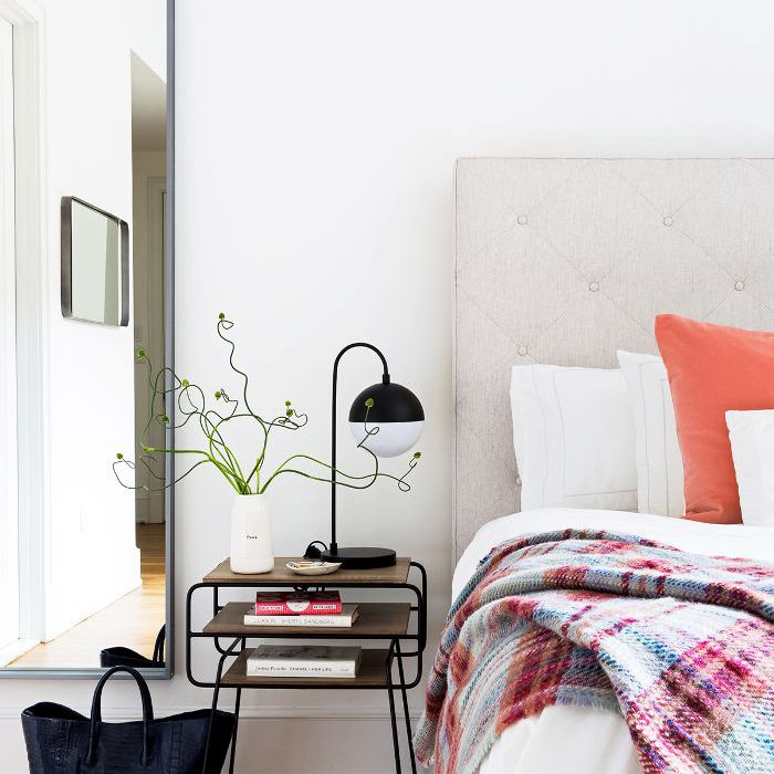 现代的床头柜上