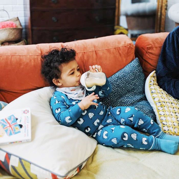 在睡衣一个学步带吸杯和书籍