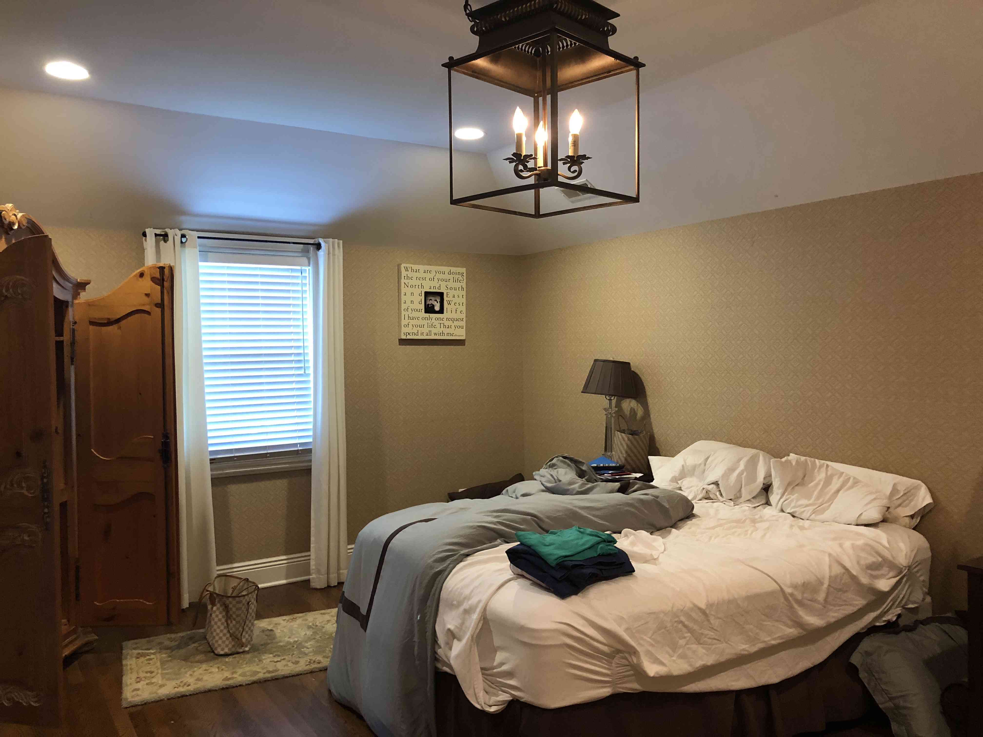 在拍摄卧室之前。