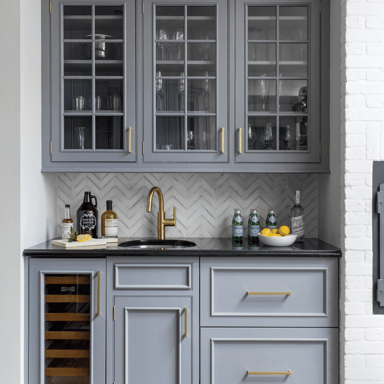 一个有灰色橱柜的小酒吧