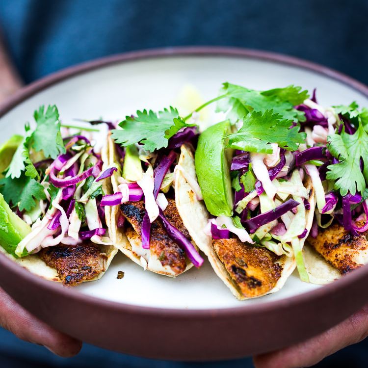 烤鱼玉米饼与香菜石灰卷心菜色拉