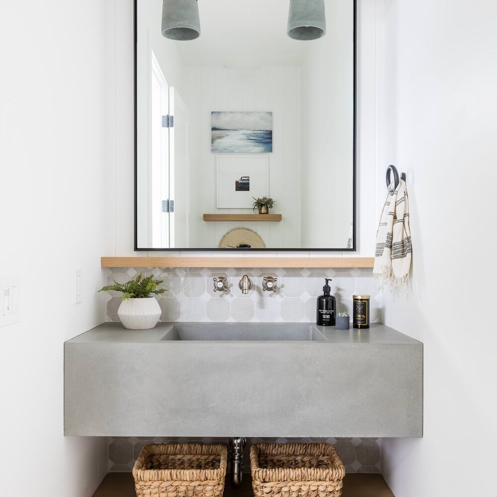 带陈述瓷砖背板和匹配楼层的浴室