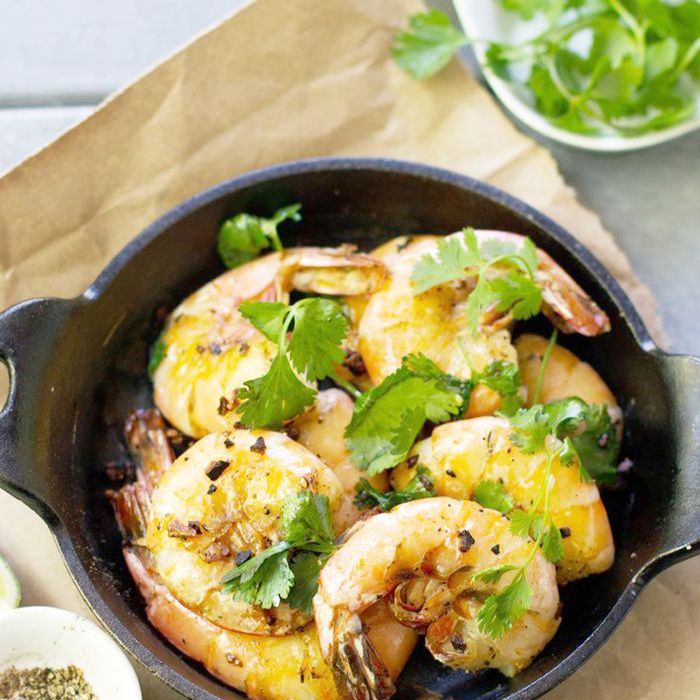 去皮，吃盐和胡椒虾