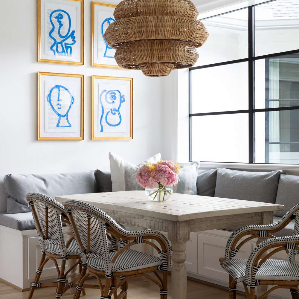 带雕塑编织枝形吊灯的餐厅