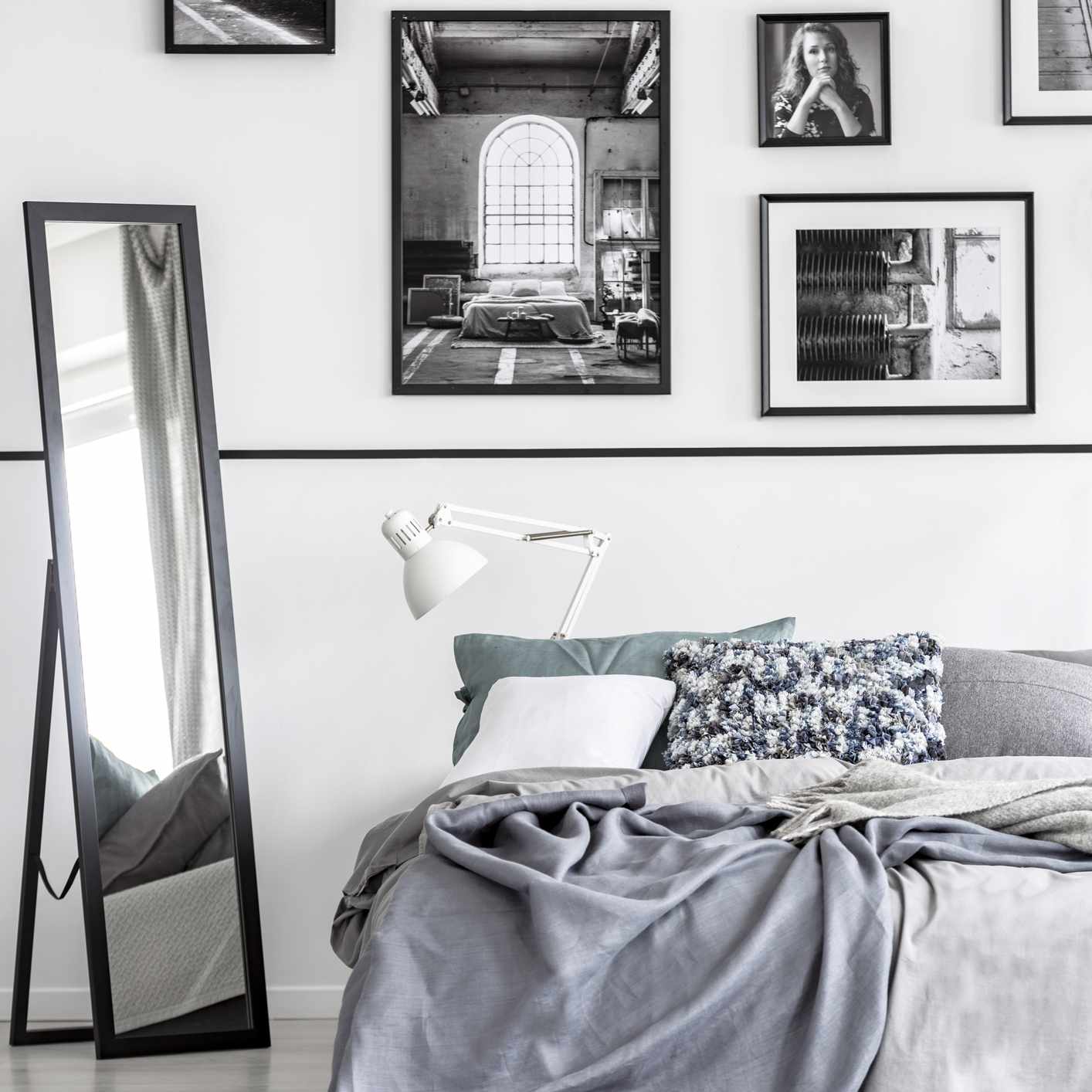 卧室的黑白画廊墙