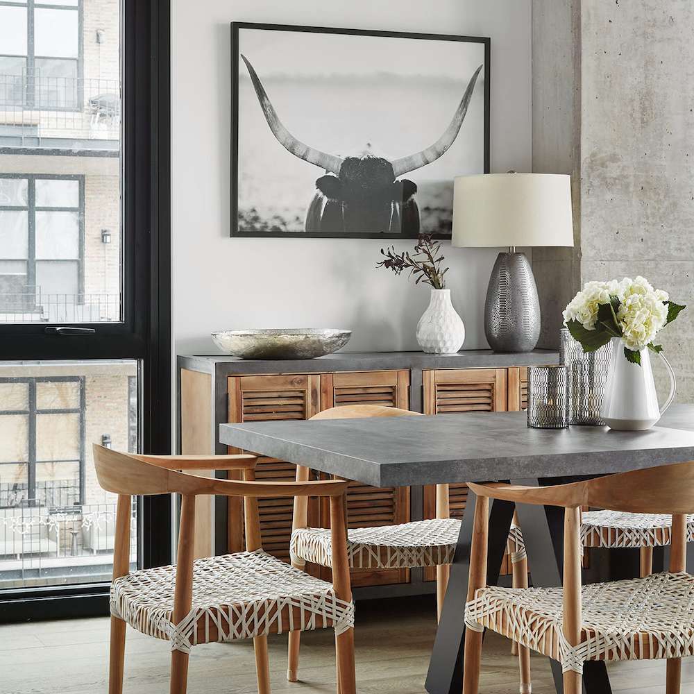 一间带石板岩石和木制家具的餐厅