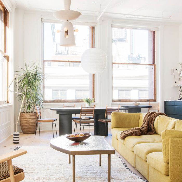 禅客厅的装饰，明亮的黄色沙发上，自然光