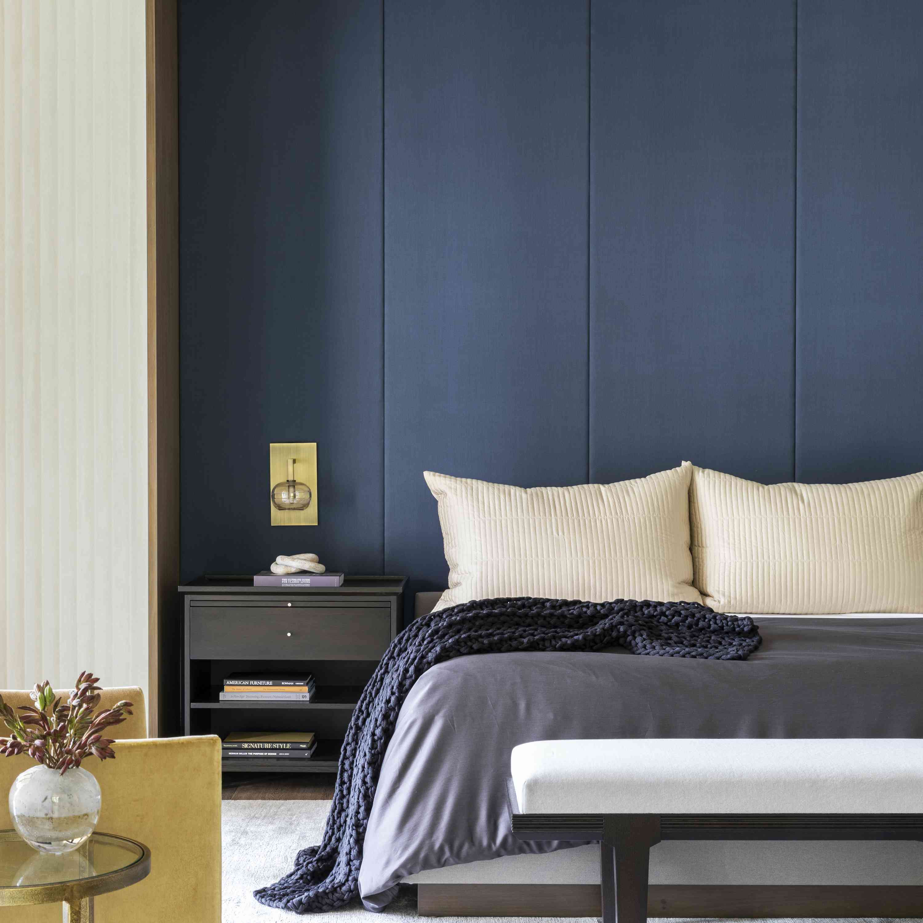 海军蓝色口音墙。