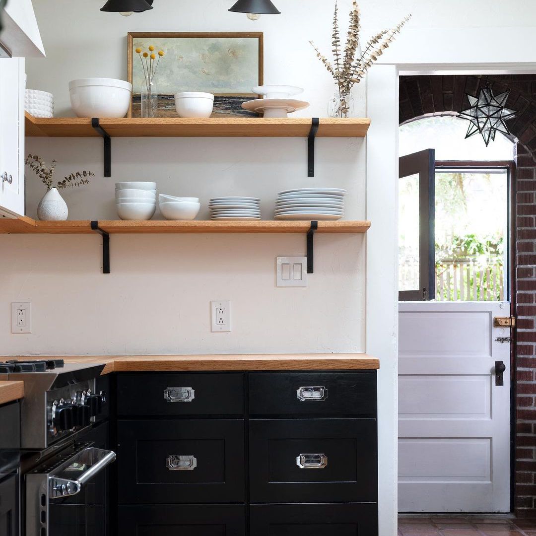 厨房里的黑色橱柜