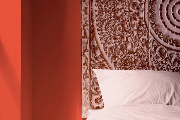 有红色油漆的墙壁