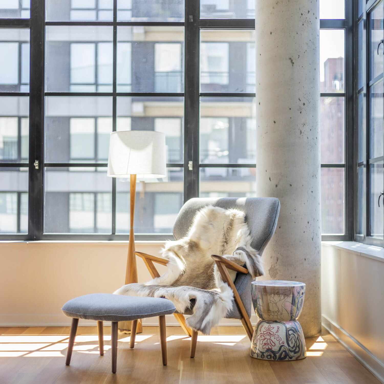 一处工业空间，几件整洁的家具聚集在一起