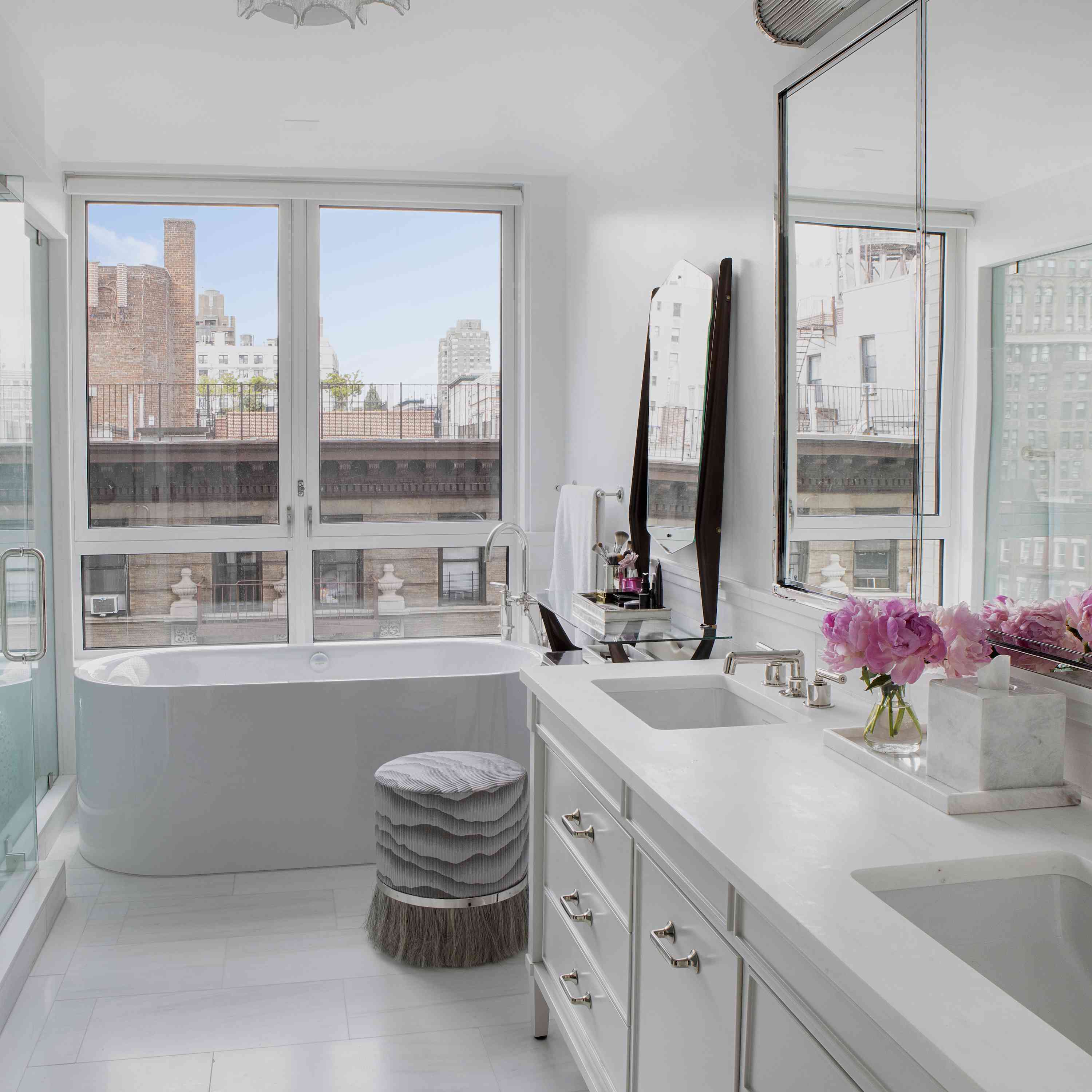 豪华的主要浴室有城市景观。