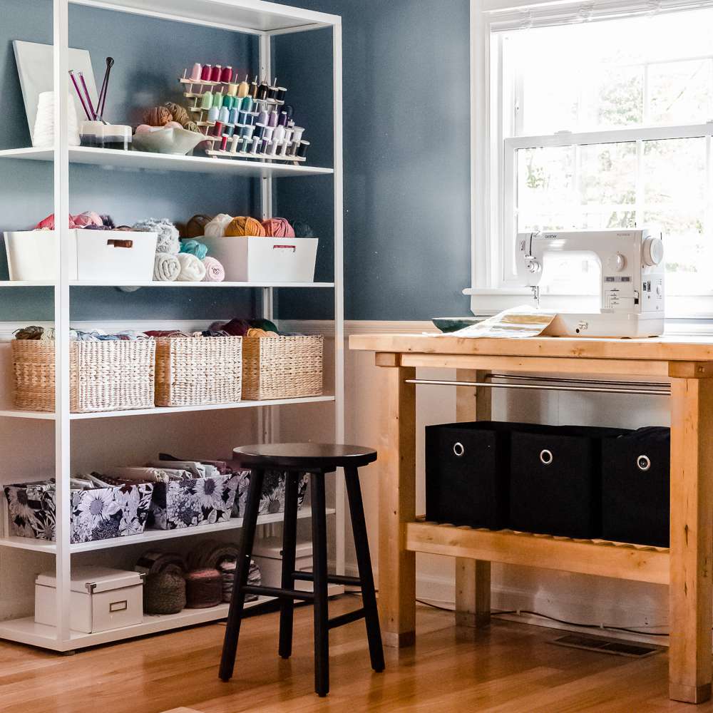 蓝色工艺室装满了极简主义家具