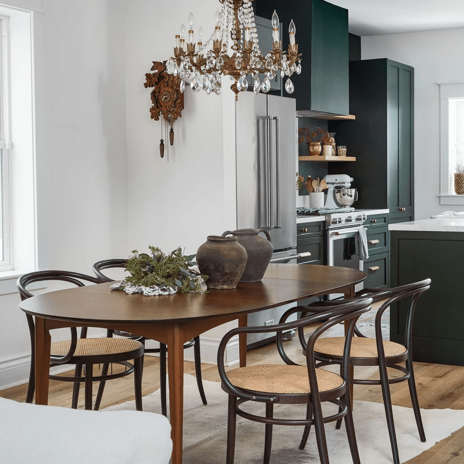 一间充满了美洲家具和华丽的金枝形吊灯的餐厅