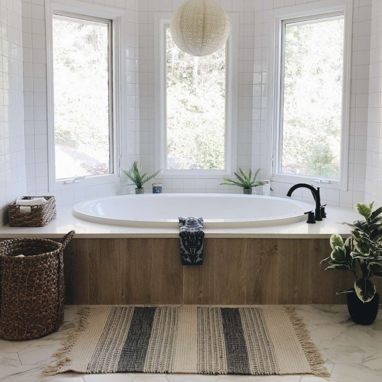 浴缸带凸窗，黄麻灯具和地毯
