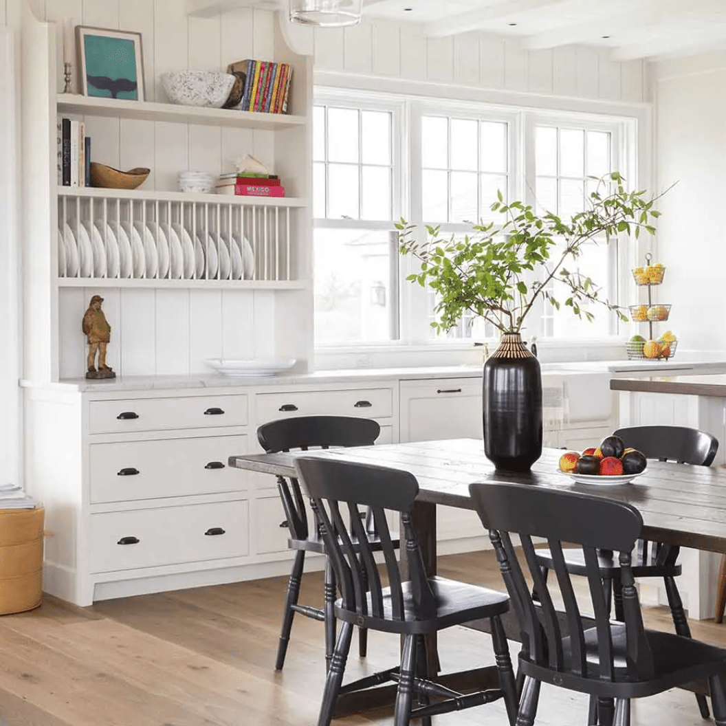 一个带有垂直板架的小型白色厨房内置一架架子