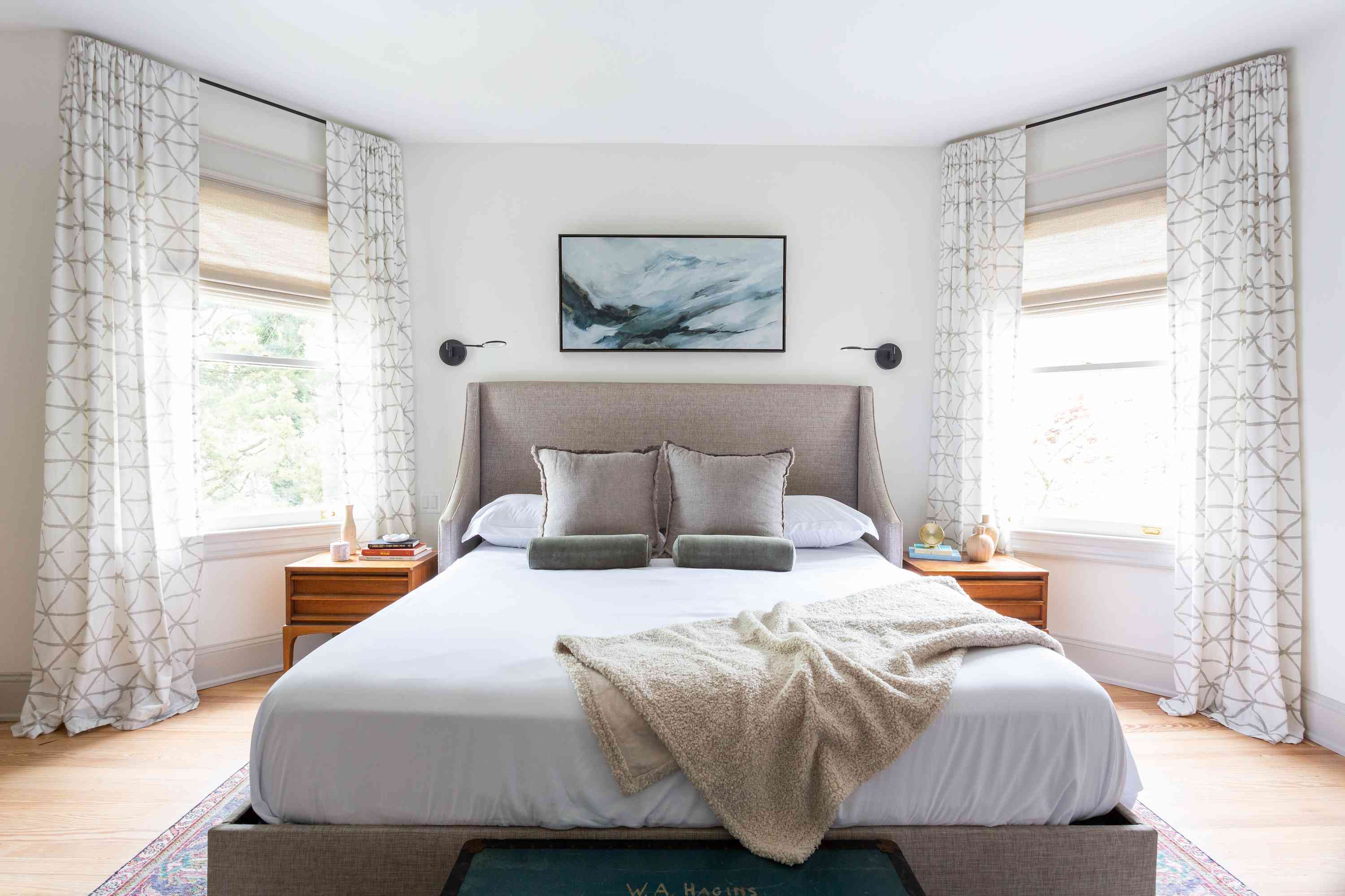 大型主卧室与现代灰色床架。