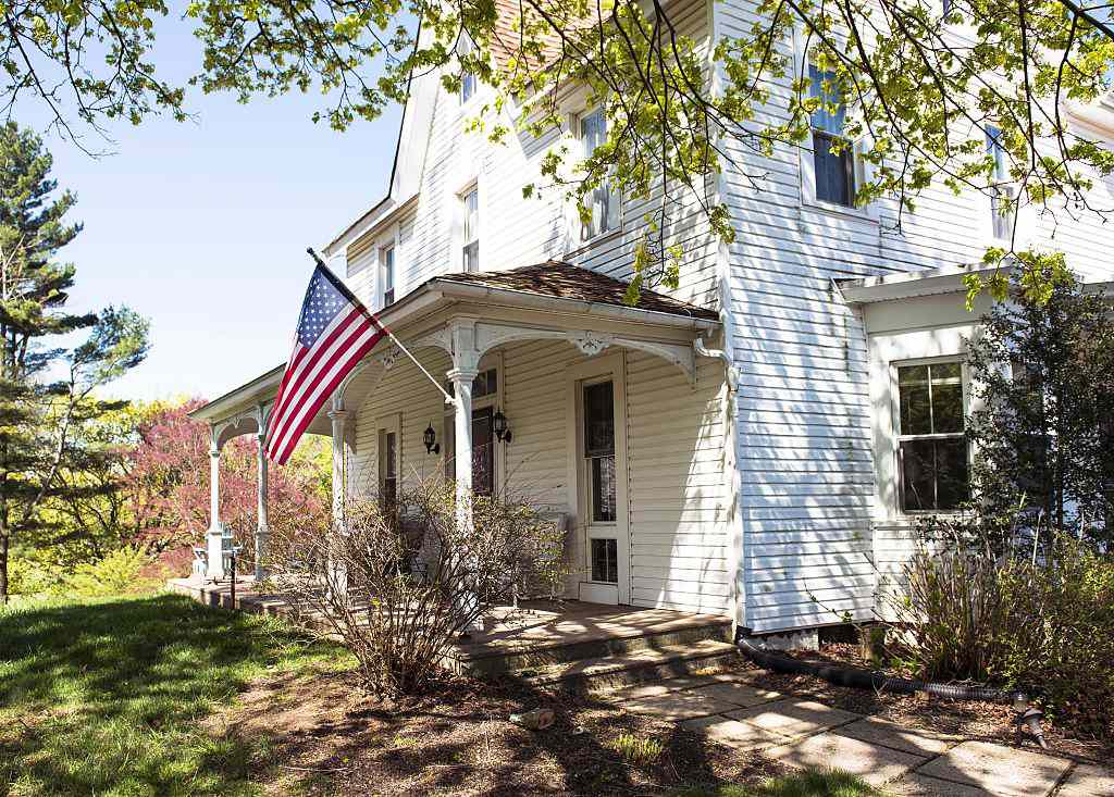 什么是农舍 -  130岁的白色农舍，壁板，前廊和美国国旗