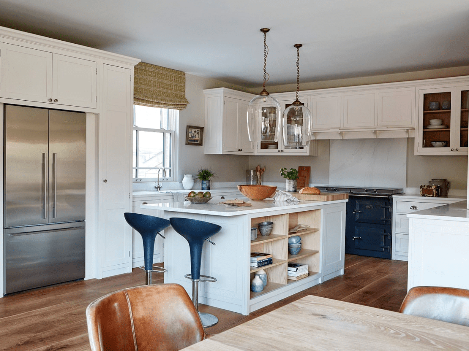 白色的厨房，钴蓝色的炉灶。