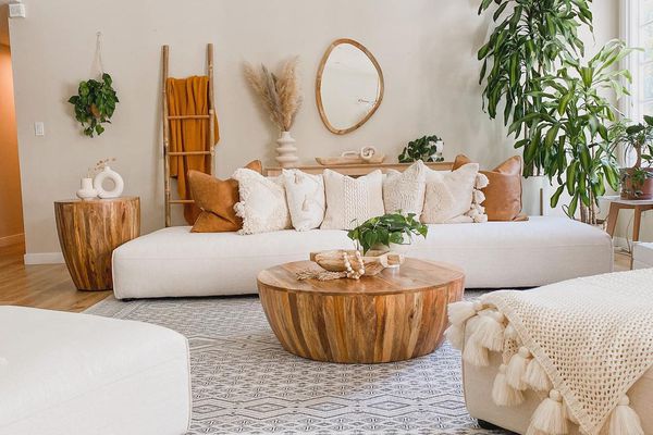 波西米客厅装满植物。