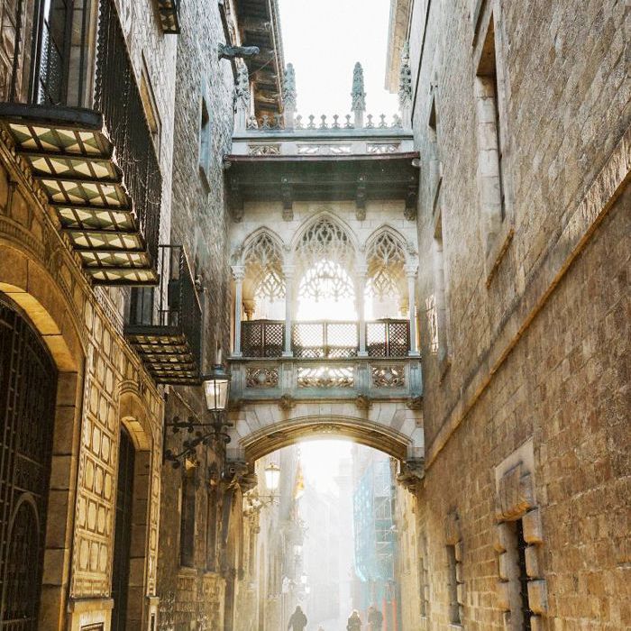 西班牙巴塞罗那的一条小巷。