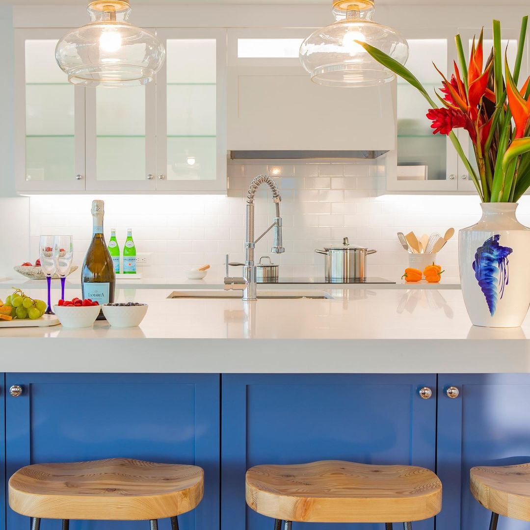 蓝色油漆的厨房