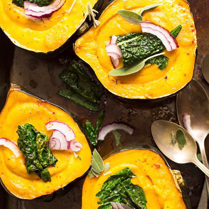 奶油秋季汤在橡果南瓜碗