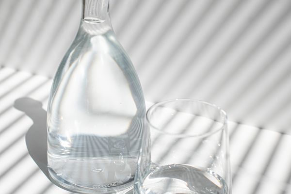 在饮料瓶旁边放一瓶水