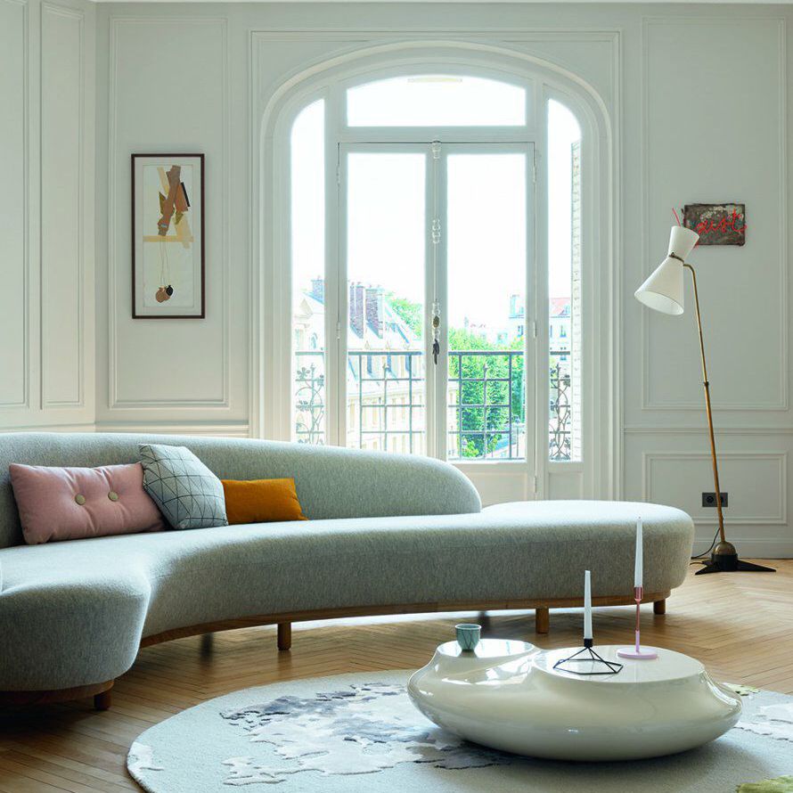 巴黎的弯曲的沙发上