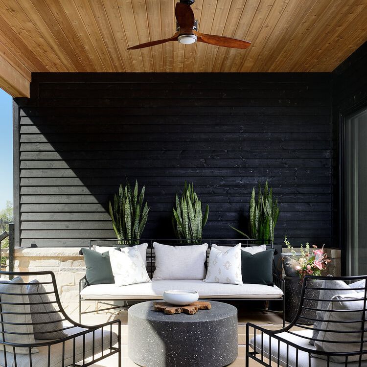 带吊扇的户外露台空间。