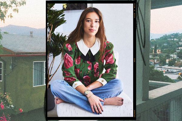 一个女人坐在腿腿