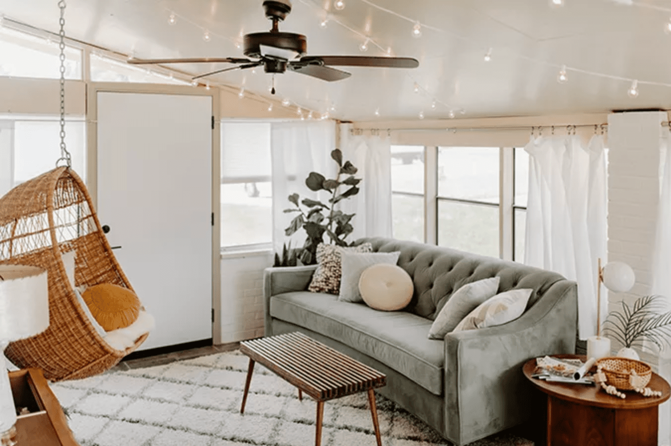 在一个舒适的客厅里挂灯。