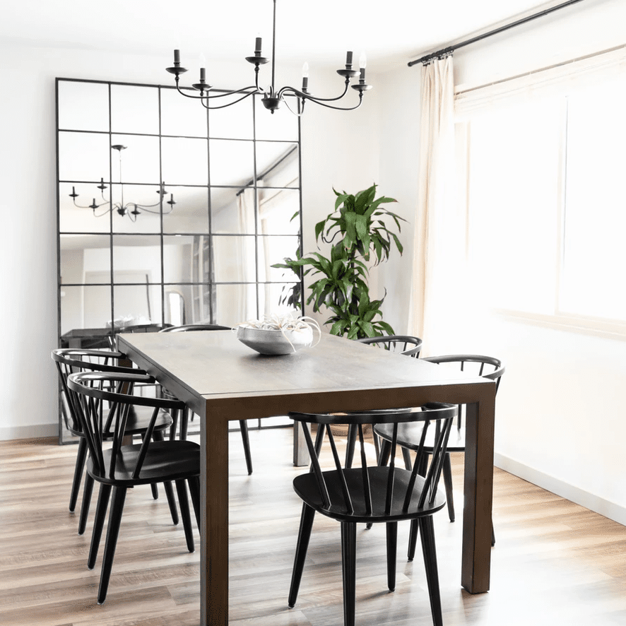 一张木制餐桌，上面有一个装满空气植物的碗