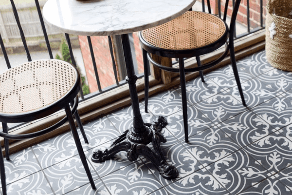 有桌的室外阳台。