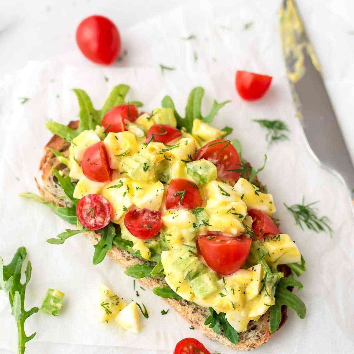 健康的鸡蛋沙拉富含维生素d-煮鸡蛋。