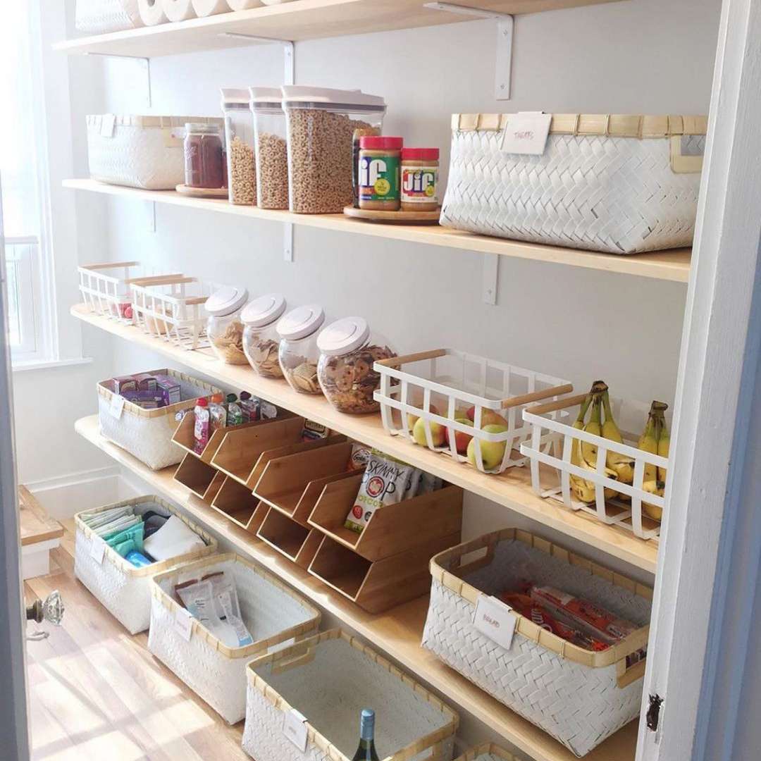 餐具室由悬挂的架子制成