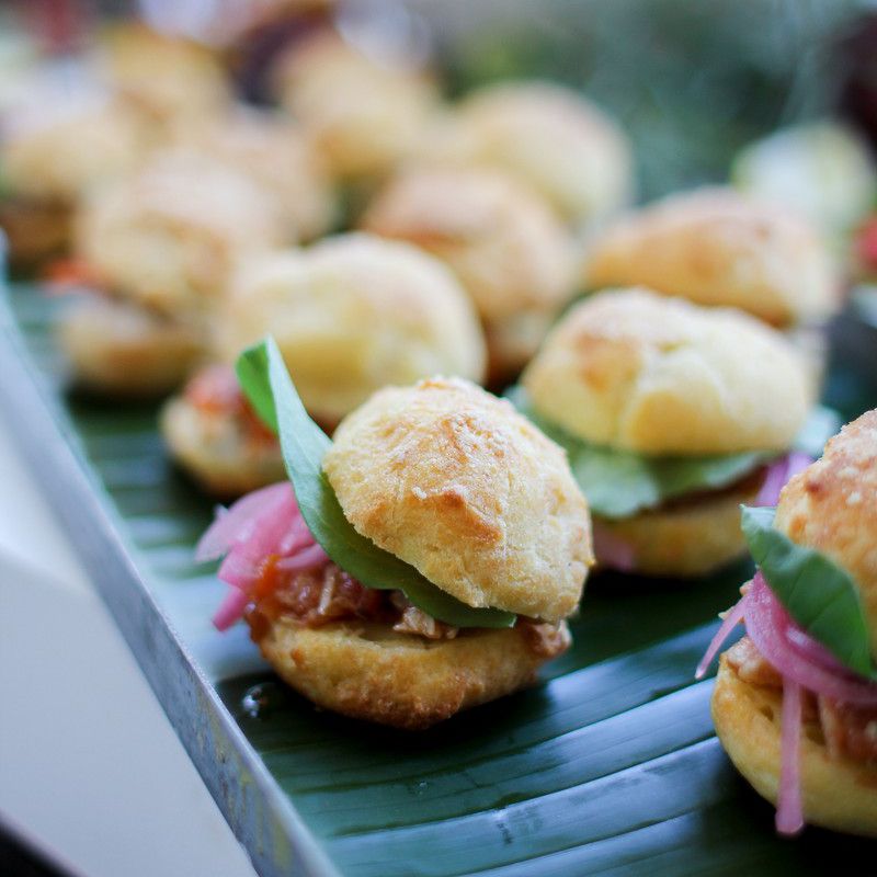 摩洛哥Gougères茶三明治扒鸡和腌洋葱