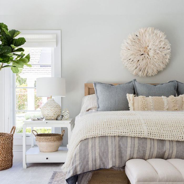 制作一个小卧室的最佳油漆看起来更大