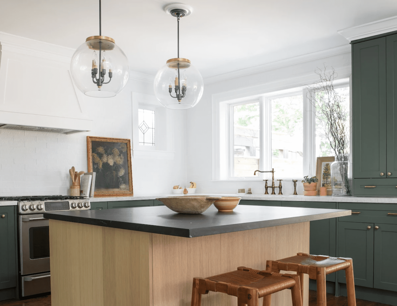 绿色厨房和一个悬挑酒吧