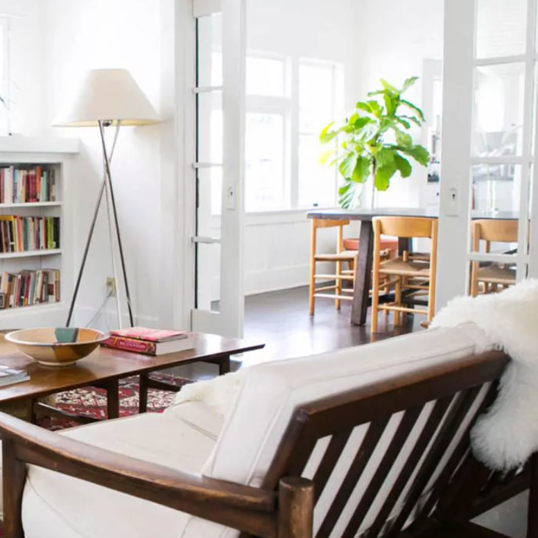 法式双开门将客厅和餐厅分隔开来